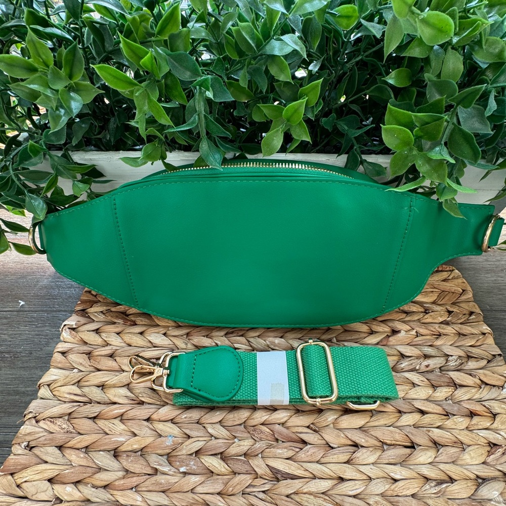 NWT Green Quilted Belt Bag with Gold Accents - Picture 2 of 4